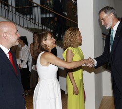 Sus Majestades los Reyes y Sus Altezas Reales la Princesa de Asturias y de Girona y la Infanta doña Sofía recibidos a su llegada a la ceremonia por la