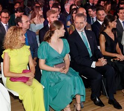 Sus Majestades los Reyes y Sus Altezas Reales la Princesa de Asturias y de Girona y la Infanta doña Sofía en la primera fila de asientos