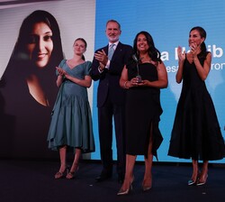 Entrega del galardon a Sabrina Habib