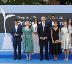 Sus Majestades los Reyes y Sus Altezas Reales la Princesa de Asturias y de Girona y la Infanta doña Sofía con los premiados FPdGi 2023