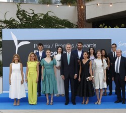 Sus Majestades los Reyes y Sus Altezas Reales la Princesa de Asturias y de Girona y la Infanta doña Sofía junto a las autoridades y los premiados FPdG