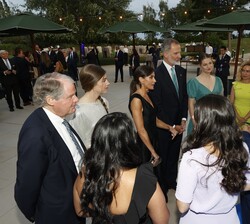 Sus Majestades los Reyes y Sus Altezas Reales la Princesa de Asturias y de Girona y la Infanta doña Sofía conversan con los premiados FPdGi 2023