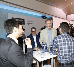 Su Majestad el Rey conversa con varios de los premiados de ediciones anteriores