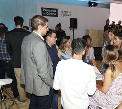 Su Majestad la Reina acompañada por la Princesa de Asturias y de Girona y la Infanta Sofía conversa con varios de los premiados de ediciones anteriore
