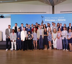 Sus Majestades los Reyes acompañados por la Princesa de Asturias y de Girona y la Infanta Sofía con los premiados de ediciones anteriores
