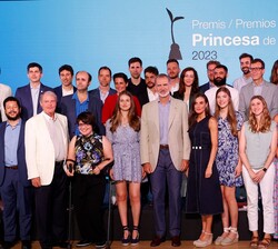 Sus Majestades los Reyes acompañados por la Princesa de Asturias y de Girona y la Infanta Sofía con los premiados de ediciones anteriores