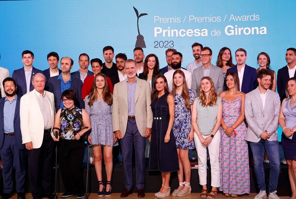 Sus Majestades los Reyes acompañados por la Princesa de Asturias y de Girona y la Infanta Sofía con los premiados de ediciones anteriores