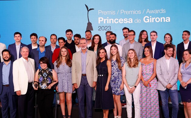 Sus Majestades los Reyes acompañados por la Princesa de Asturias y de Girona y la Infanta Sofía con los premiados de ediciones anteriores