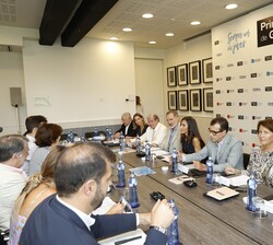 Sus Majestades los Reyes en la mesa de la reunión con los miembros del Consejo Asesor de la FPdGi