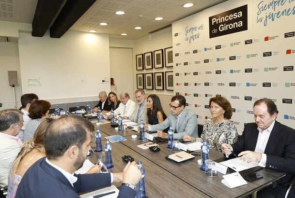 Sus Majestades los Reyes en la mesa de la reunión con los miembros del Consejo Asesor de la FPdGi