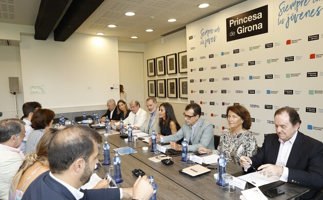 Sus Majestades los Reyes en la mesa de la reunión con los miembros del Consejo Asesor de la FPdGi