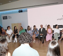 Sus Altezas Reales la Princesa de Asturias y de Girona y la Infanta doña Sofía durante el taller AmplificARTE