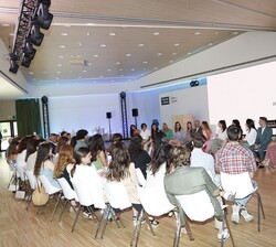 Sus Altezas Reales la Princesa de Asturias y de Girona y la Infanta doña Sofía visitan el taller AmplificARTE