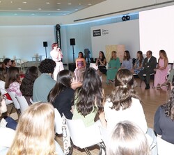 Sus Altezas Reales la Princesa de Asturias y de Girona y la Infanta doña Sofía durante una de las actuaciones en el taller AmplificARTE