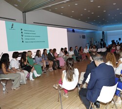 Vista general de la sala durante el desarrollo del taller AmplificARTE