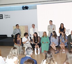 Los Reyes acompañados por la Princesa de Asturias y de Girona y la Infanta Sofía en la parte final del taller AmplificARTE