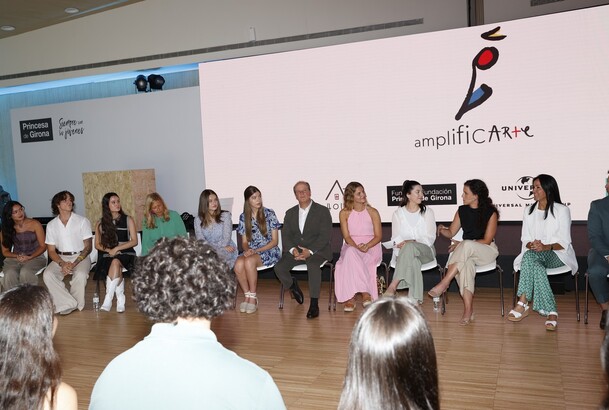 Sus Altezas Reales la Princesa de Asturias y de Girona y la Infanta doña Sofía durante el taller AmplificARTE