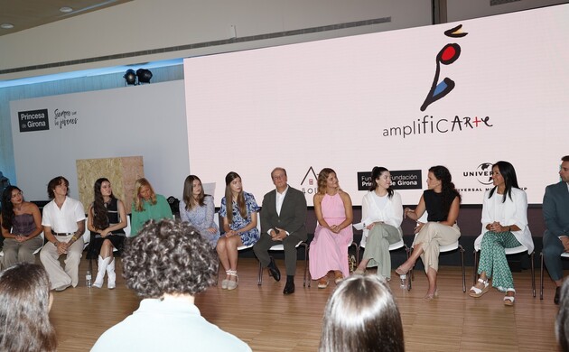 Sus Altezas Reales la Princesa de Asturias y de Girona y la Infanta doña Sofía durante el taller AmplificARTE