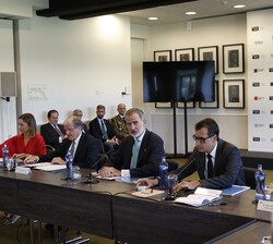 Su Majestad el Rey en la mesa de la reunión del patronato de la Fundación Princesa de Girona