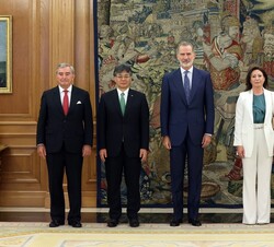 Su Majestad el Rey y el presidente mundial del Grupo Fujitsu junto a responsables de Fujitsu que les acompañan en la audiencia