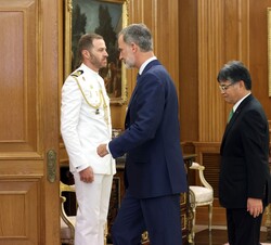 Su Majestad el Rey y el presidente mundial de Fujitsu se dirigen a su despacho para la audiencia