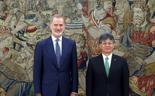 Su Majestad el Rey junto al presidente mundial del Grupo Fujitsu, Takahito Tokita