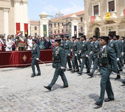 Vista de la tribuna de desfile durante el desfile al paso de una compañía de nuevos tenientes de la Guardia Civil