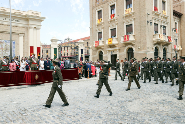 Vista de la tribuna de desfile durante el desfile al paso de una compañía de nuevos tenientes del Ejército de Tierra