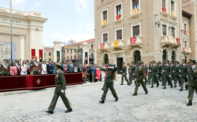 Vista de la tribuna de desfile durante el desfile al paso de una compañía de nuevos tenientes del Ejército de Tierra