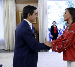 Su Majestad la Reina recibe el saludo del presidente de BBVA, Carlos Torres Vila