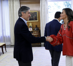 Su Majestad la Reina recibe el saludo del director general de la Fundación Microfinanzas BBVA, Javier M. Flores