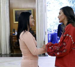 Su Majestad la Reina recibe el saludo de una ganadora de la beca universitaria