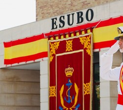 Don Felipe durante su visita a la Escuela de Suboficiales de la Armada