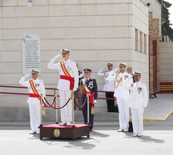 Su Majestad el Rey recibe honores de ordenanza