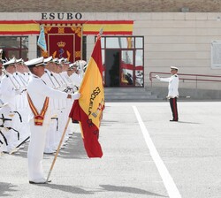 Su Majestad el Rey a su paso frente a la Bandera Nacional 