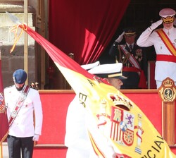 Don Felipe saluda a la Bandera Nacional a su paso por la Tribuna Real