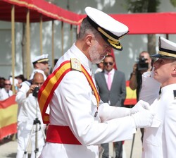 Su Majestad el Rey entrega el Real Despacho al número Uno del Cuerpo General de la Armada, el sargento Daniel Carballeira Doce, y le impuso la condeco