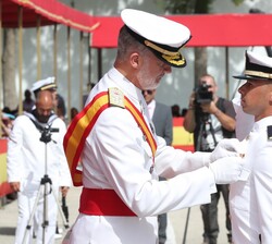 Don Felipe entrega el Real Despacho al número Uno del Cuerpo General de la Armada, el sargento Agustín Roldán González, y le impune la condecoración