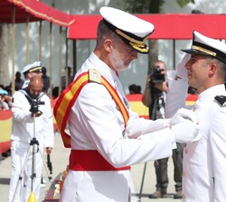 El Rey le impone la condecoración y entrega el Real Despacho al número Uno del Cuerpo de Infantería de Marina, el sargento José María Ruiz Guerrero