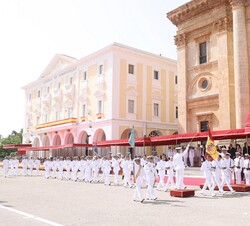 Desfile de los nuevos sargentos bajo la Enseña Nacional
