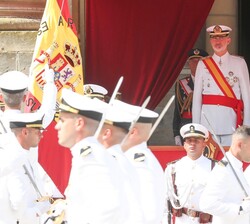 El Rey en la Tribuna Real durante el desfile de los nuevos suboficiales de la Armada