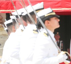 Momento del desfile de los nuevos suboficiales de la Armada a su paso por la Tribuna Real