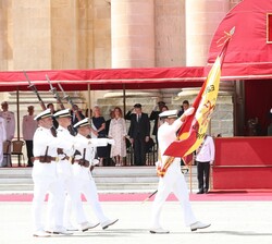 La Bandera Nacional a su paso por la Tribuna Real durante el desfile