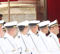 Su Majestad el Rey en la Tribuna Real durante el desfile de los nuevos suboficiales de la Armada
