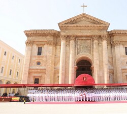 Fotografía de grupo con los nuevos sargentos
