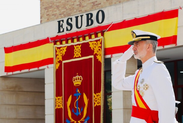 Don Felipe durante su visita a la Escuela de Suboficiales de la Armada