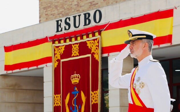 Don Felipe durante su visita a la Escuela de Suboficiales de la Armada