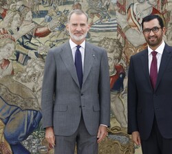 Don Felipe, acompañado del Dr. Sultán Ahmed Al Jaber, ministro de Industria y Tecnología Avanzada de Emiratos Árabes Unidos