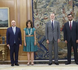 Su Majestad el Rey, junto al Dr. Sultán Ahmed Al Jaber, ministro de Industria y Tecnología Avanzada de Emiratos Árabes Unidos y autoridades presentes 