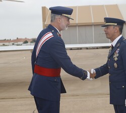 Don Felipe recibe el saludo del coronel jefe de la Base Aérea de San Javier y director de la Academia General del Aire, Pascual Soria Martínez